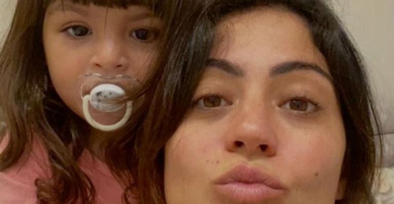 Carol Castro surge ao lado de filha e deixa conselho aos internautas: “Não deixe o caos tomar conta de você”