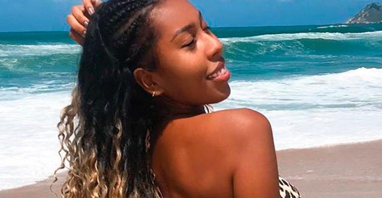 Irmã gata de Gracyanne Barbosa empina bumbum com microbiquíni e causa na web: ”Morenaça”