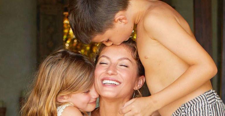 Gisele Bündchen encanta seguidores ao compartilhar vídeo cantando com os filhos