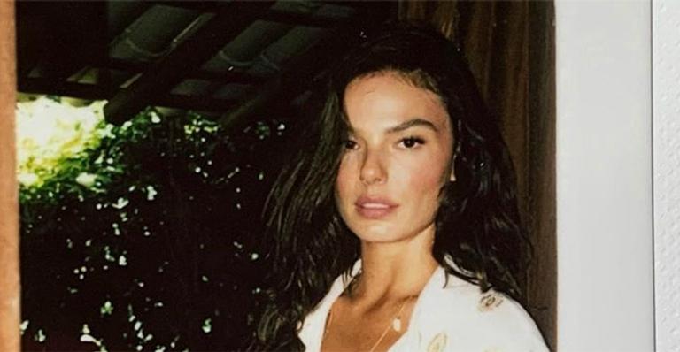 Isis Valverde posa de calcinha e sem sutiã em foto ousada em sua mansão