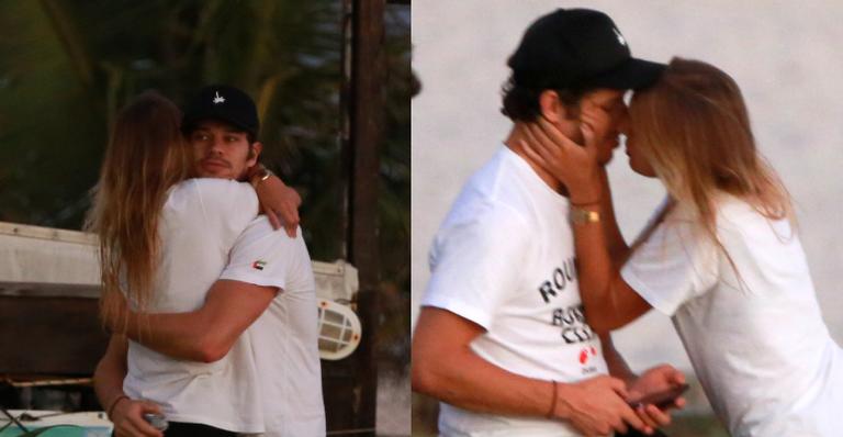 José Loreto ignora quarentena e é flagrado beijando muito a namorada gata