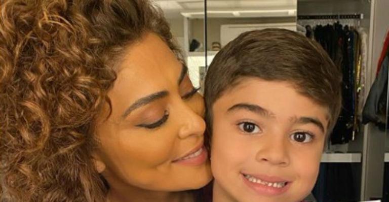 Juliana Paes posa ao lado do filho caçula e mostra presente: “É cada presente tão lindo”