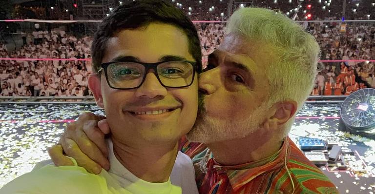 Lulu Santos surge ensinando violão ao marido e encanta a web: ”Exemplo mais lindo do amor”