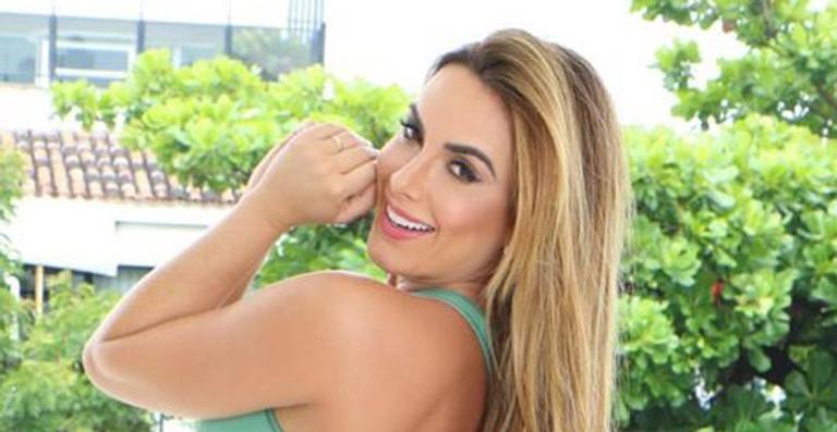 Nicole Bahls empina bumbum ao se exercitar em quarentena: ”Hora de treinar em casa”