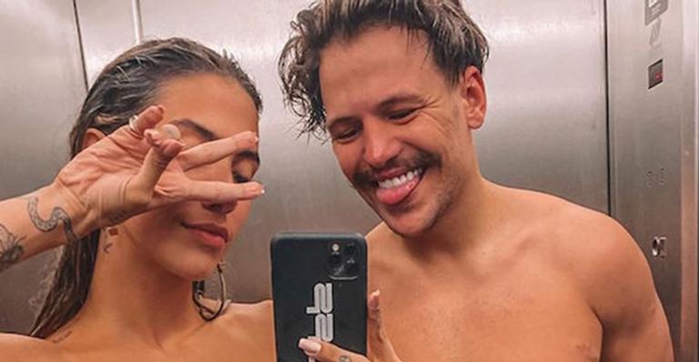 Saulo Pôncio posa com Gabi Brandt e fãs se decepcionam com vazio na sunga do cantor