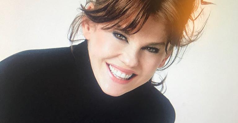 Bárbara Paz choca a web ao surgir com roupa de proteção da cabeça aos pés contra o Coronavírus