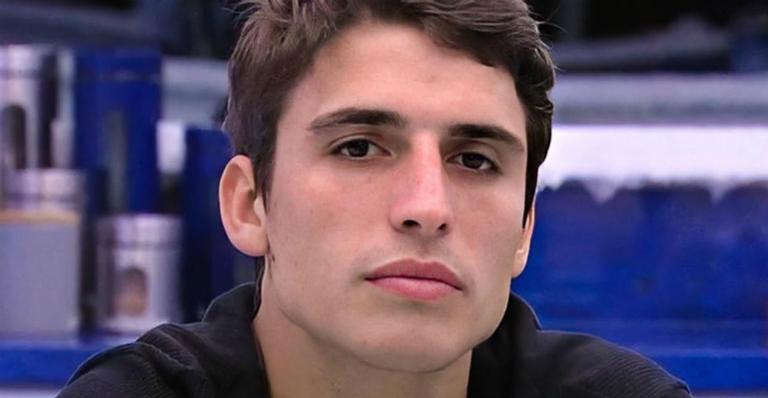 BBB20: Felipe Prior faz brincadeira com sisters enquanto elas descansam e diverte a web