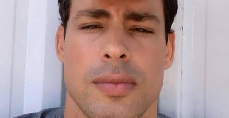 Cauã Reymond lava louça descamisado e fãs ficam boquiabertas