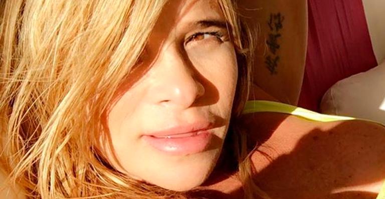 Aos oito meses de gravidez, Dany Bananinha toma banho de sol e barrigão causa confusão: ”São gêmeos?”