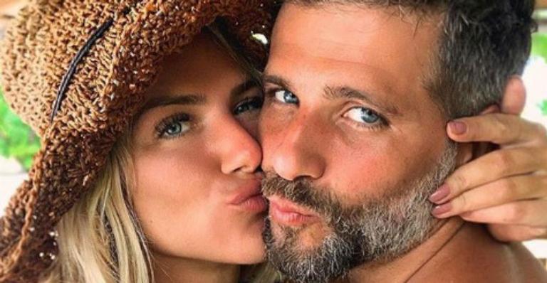 Grávida! Giovanna Ewbank surge ao lado do maridão de barriga de fora e deixa web derretida