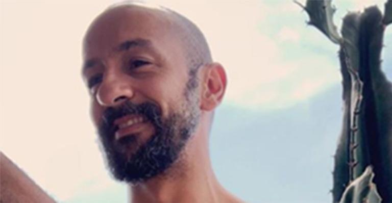 Discretíssimo, Irandhir Santos pega fãs de surpresa ao posar sem camisa aos 41 anos