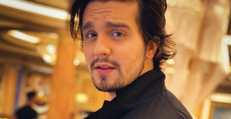 Luan Santa surge sem barba em novo clique e impressiona fãs
