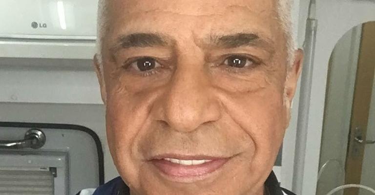 Lulu Santos mostra o marido fazendo faxina e leva bronca de fã: ”E você tá fazendo o que?”