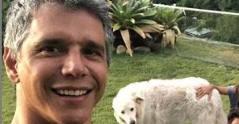 Márcio Garcia reúne os quatro filhos e a esposa durante quarentena: ”Orando por todos nós”