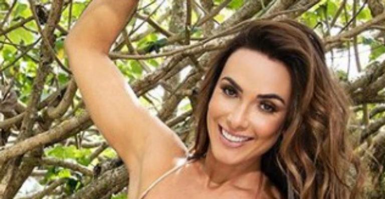 Nicole Bahls aposta em maiô decotado e deixa web impressionada: “Perfeição de mulher”