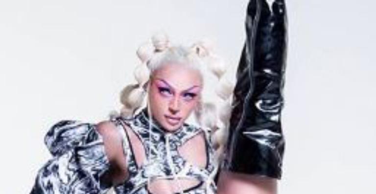 Pabllo Vittar mostra toda elasticidade em pose impressionante e quase deixa escapar demais
