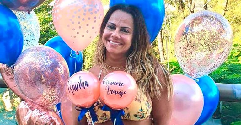 De shortinho, Viviane Araújo comemora 45 anos ao lado do namorado gato: ”Tivemos que adiar a festinha”