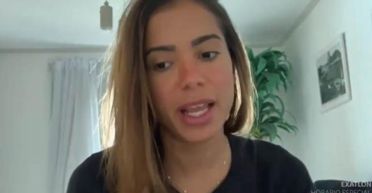 Anitta surge abatida em programa de TV e desabafa sobre isolamento: ”São momentos difíceis”