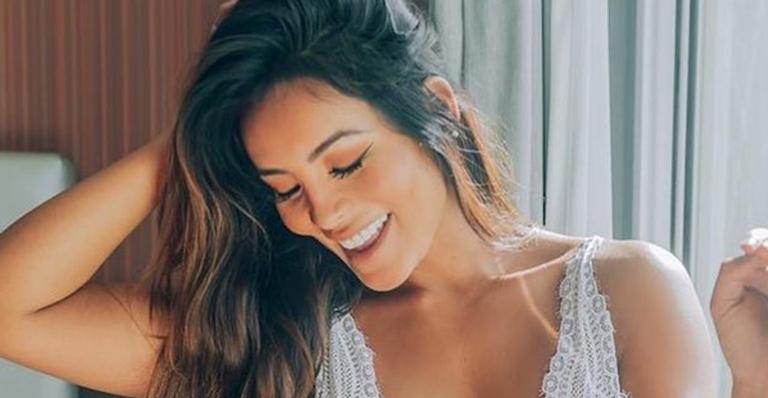 Carol Nakamura posa de lingerie cavada branca e exibe corpo esculpido: ”Um espetáculo”