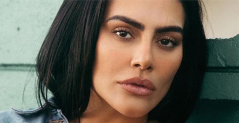 Cleo Pires anima quarentena dos fãs ao posar com a jaqueta aberta exibindo o sutiã: ”Um monumento”