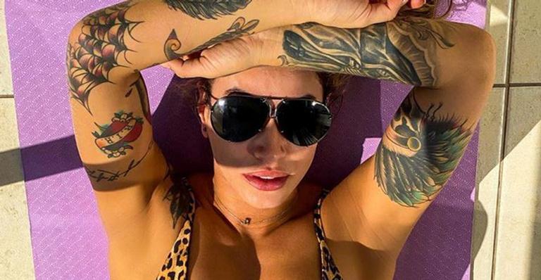 Ex-panicat Dani Bolina posa de biquíni fininho e pelinhos dourados roubam a cena