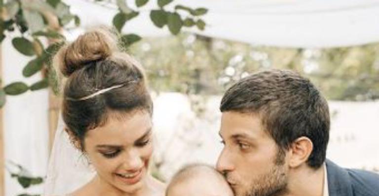 Fofura! Laura Neiva e Chay Suede celebram três meses da filha com clique especial