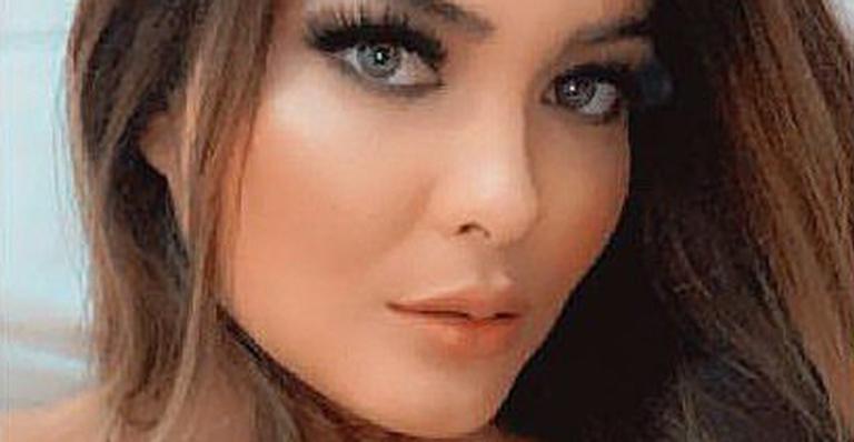 Geisy Arruda posa com decote explosivo e seios saem para fora: ”Assim você mata o papai”