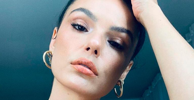 Isis Valverde dispensa sutiã e deixa seios marcados em top decotadíssimo: ”Perfeita”