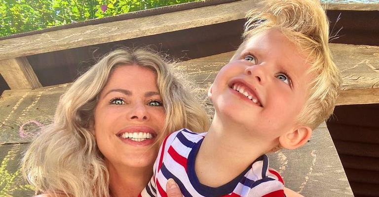 Karina Bacchi combina look com o filho e estilo encanta a web