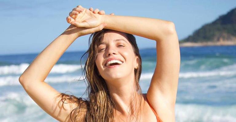 Nathalia Dill recorda clique em dia de praia e desabafa: ‘Meu destino quando a quarentena acabar!’
