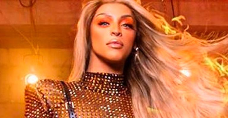 Pabllo Vittar compartilha bastidores de clipe e cola bumbum na câmera: ”Minha inspiração”