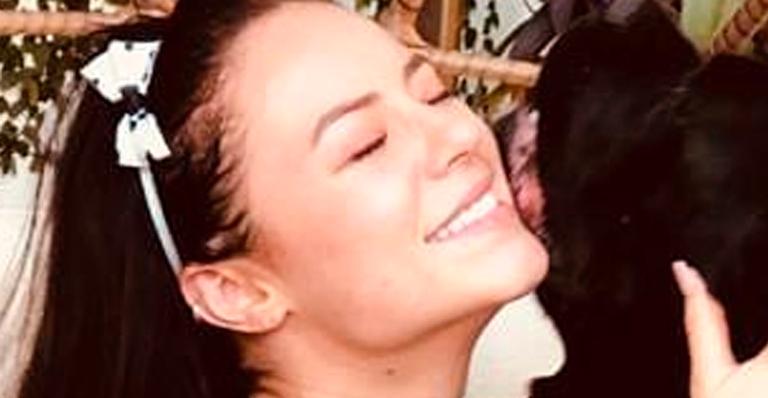 Paolla Oliveira aparece em raríssimo clique com a mãe à beira da piscina: ”Família é tudo”