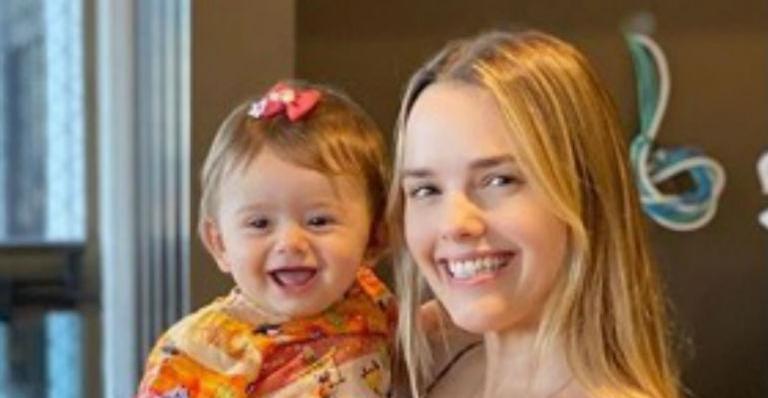 Thaeme Mariôto compartilha foto antiga da filha e encanta internautas: “Tempo passou muito rápido”