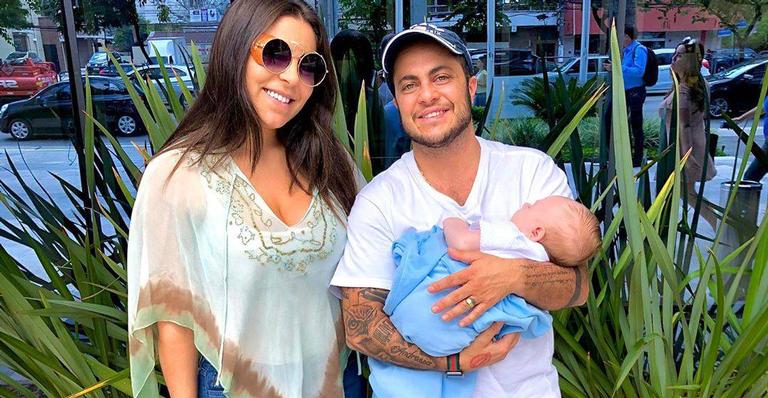 Thammy Miranda faz maquiagem na esposa que se derrete: ”Você acredita?”