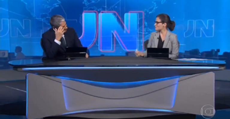 William Bonner quebra o protocolo e reclama de cansaço na bancada do Jornal Nacional