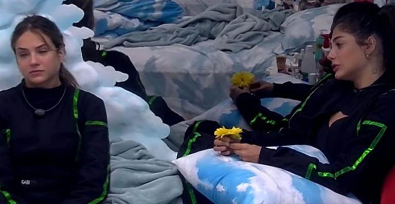 BBB20: Gabi Martins tem crise de choro e é consolada por Mari Gonzalez: ”Endurece o cocô”