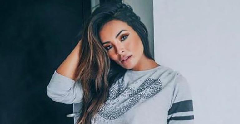 Carol Nakamura posa com calcinha mínima e arranca suspiros da web: ”Espetáculo”