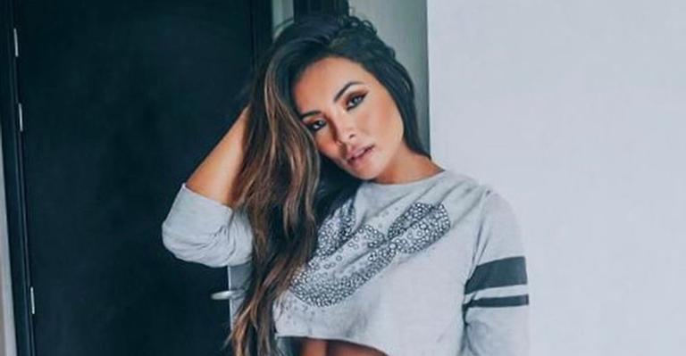 De calcinha mínima, Carol Nakamura exibe marquinha e releva sua rotina na quarentena: ”Focada”