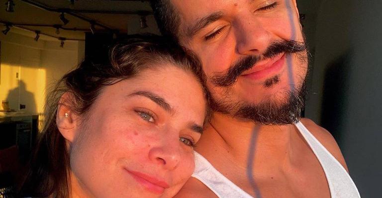 Em família, Priscila Fantin posa coladinha do marido e do filho e encanta a web