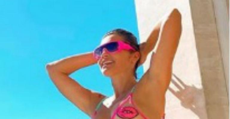 Flávia Alessandra deixa web eufórica ao posar de biquíni ostentando corpão: “Corpo divino”