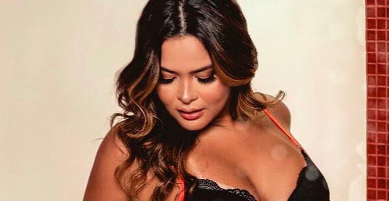 Geisy Arruda surge com lingerie estilo cueca e puxa calcinha até o limite: ”Cada dia mais gostosa”
