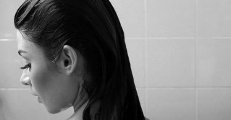Nua, Thaila Ayala compartilha clique ousado em banheira e deixa web eufórica