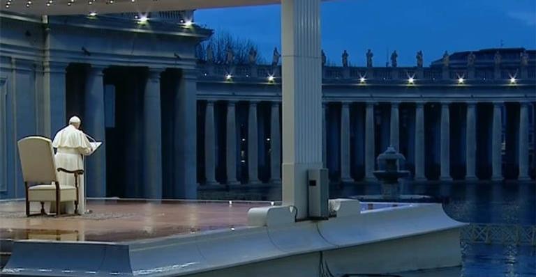 Papa Francisco ora pelo mundo em uma Praça de São Pedro vazia: ”Estamos todos no mesmo barco”