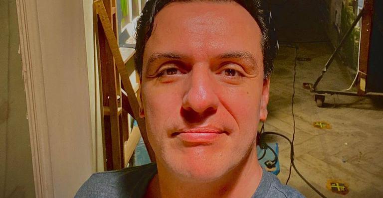 Em momento raro, Rodrigo Lombardi surge ao lado da esposa e do filho