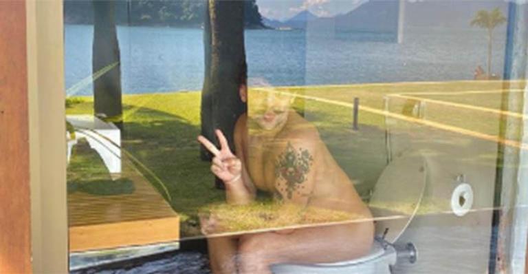 Saulo Pôncio é detonado nas redes sociais após publicar foto bem íntima: ”Difícil te defender”