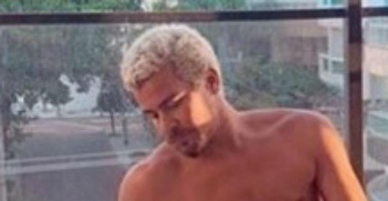 Sem camisa, Thiago Martins protagoniza cena de amor em clique e derrete web