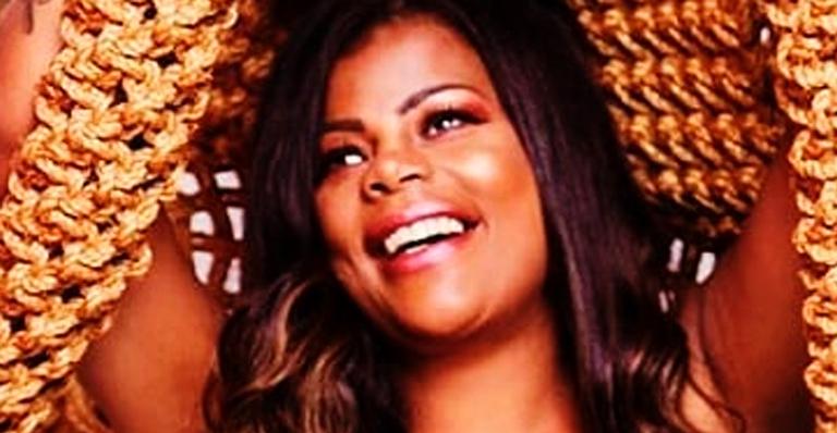 Tati Quebra Barraco aparece magérrima em clique de lingerie e exibe tatuagem estratégica: ”Más línguas falam mal”