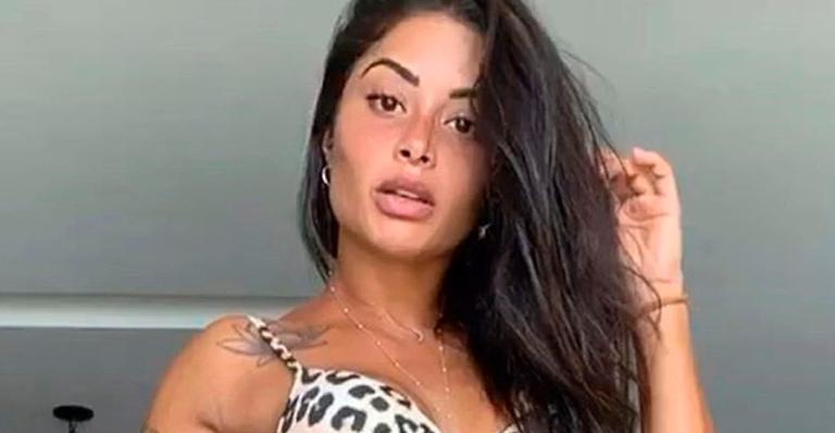 Aline Riscado deixa corpo musculoso à mostra com microbiquíni: ”Quase no ponto”