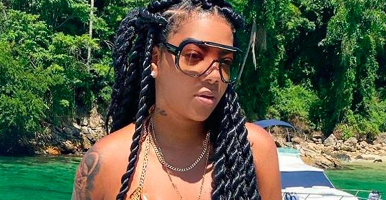 De fio-dental, Ludmilla posa de bruços e bumbum avantajado rouba a cena: ”No que eu estava pensando?”