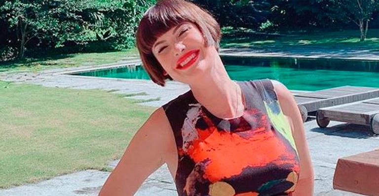 Aos 6 meses de gravidez, Mayana Moura posa com barrigão à mostra ao sol: ”Solzinho com Lestat”